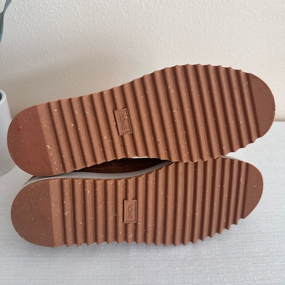 TOMS Tan Suede Leather Faux Fur Lining Cozy Ankle Booties Women’s 9 - Picture 11 of 11